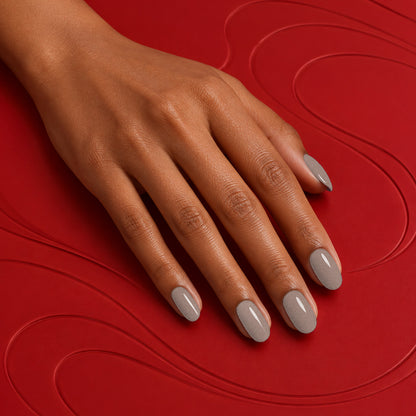MEROO Bronz Eye | C05 | lifestyle 1 manicure detail