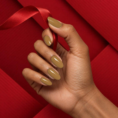 MEROO Golden Throne | C06 | lifestyle 1 manicure detail