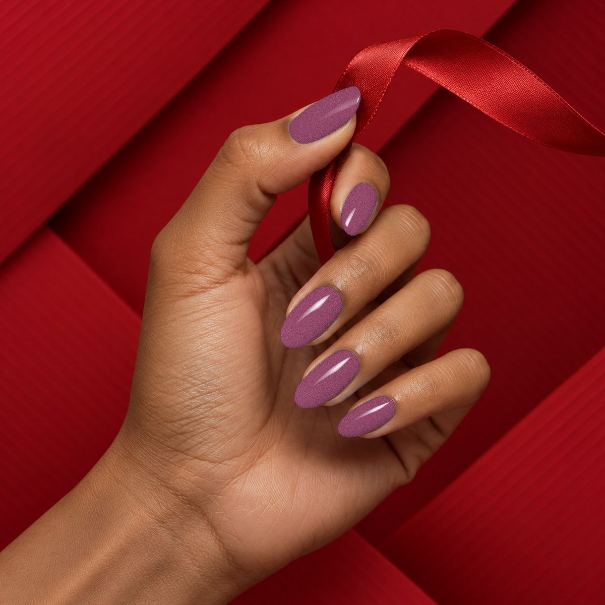 MEROO Smokey Quartz | C07 | lifestyle 1 manicure detail