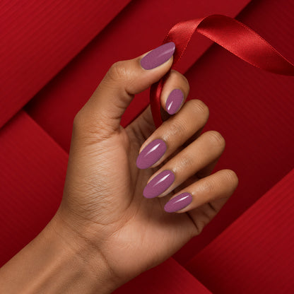 MEROO Smokey Quartz | C07 | lifestyle 1 manicure detail