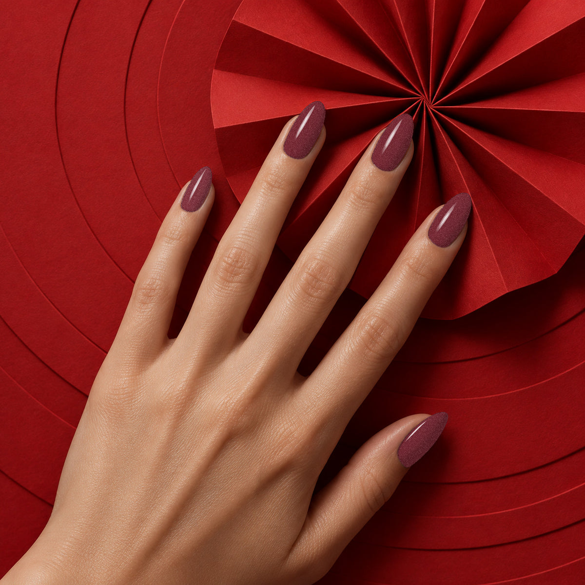 MEROO Wicked Wine | C08 | lifestyle 1 manicure detail