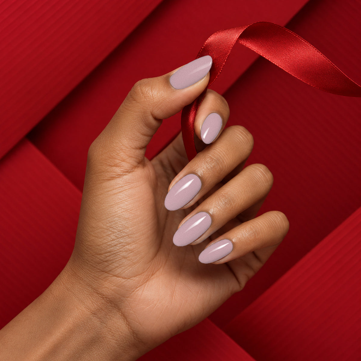 MEROO Rose Mance | C09 | lifestyle 1 manicure detail