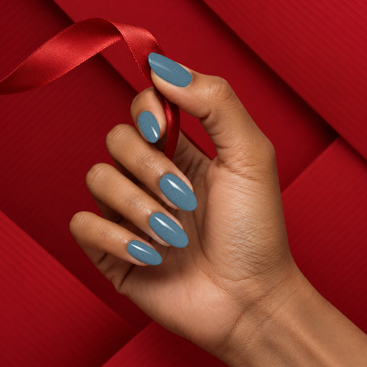 MEROO Deep Sea | C20 | lifestyle 1 manicure detail