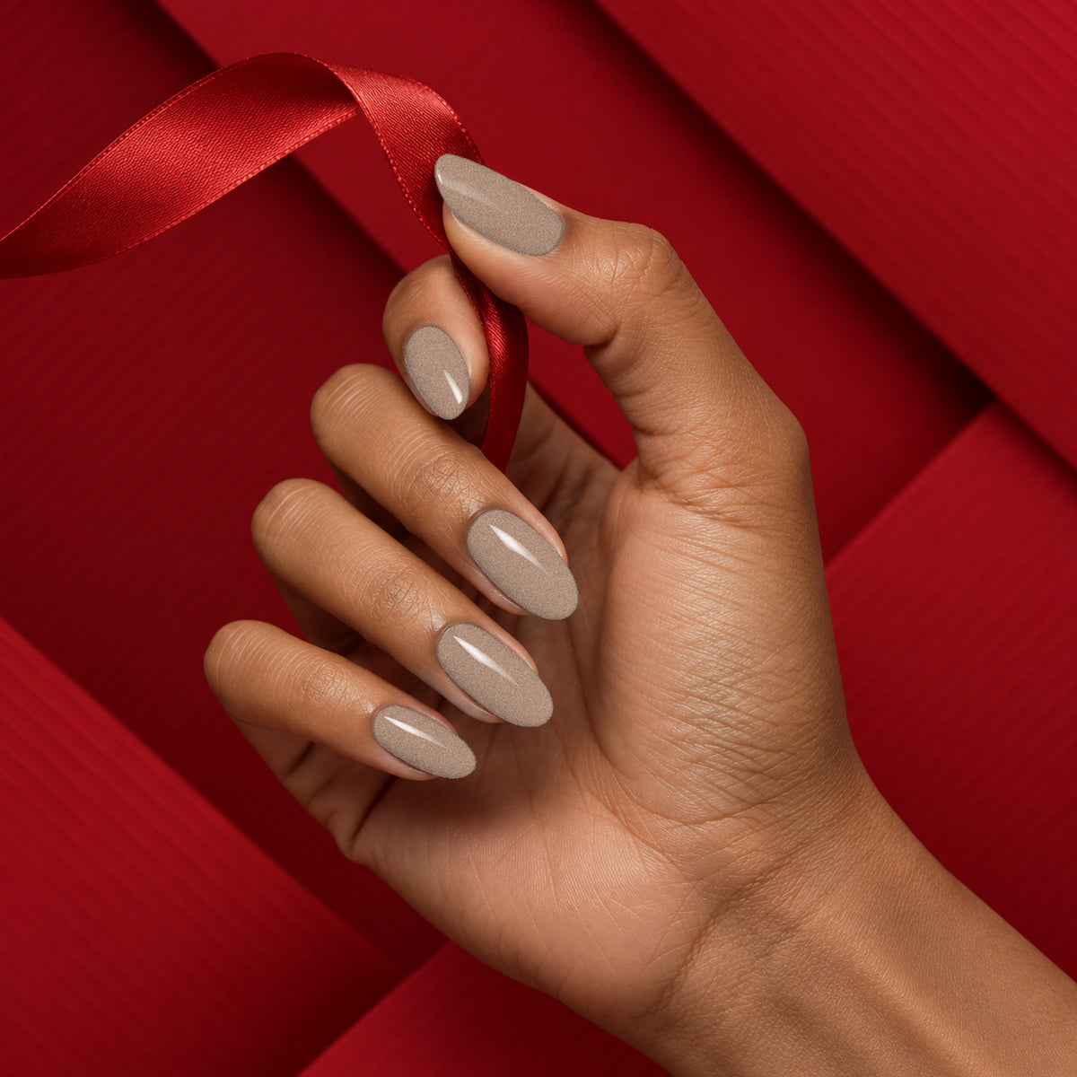 MEROO Northern Lights | C21 | lifestyle 1 manicure detail