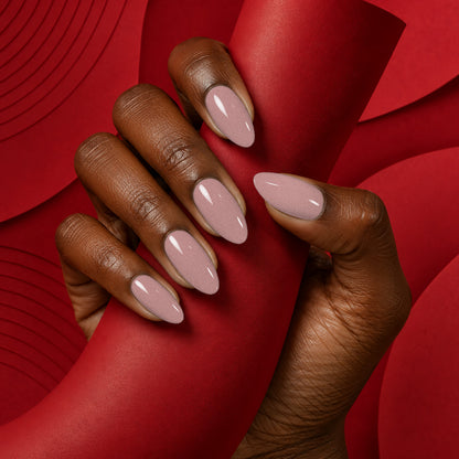 MEROO Mauve Magic | C23 | lifestyle 1 manicure detail