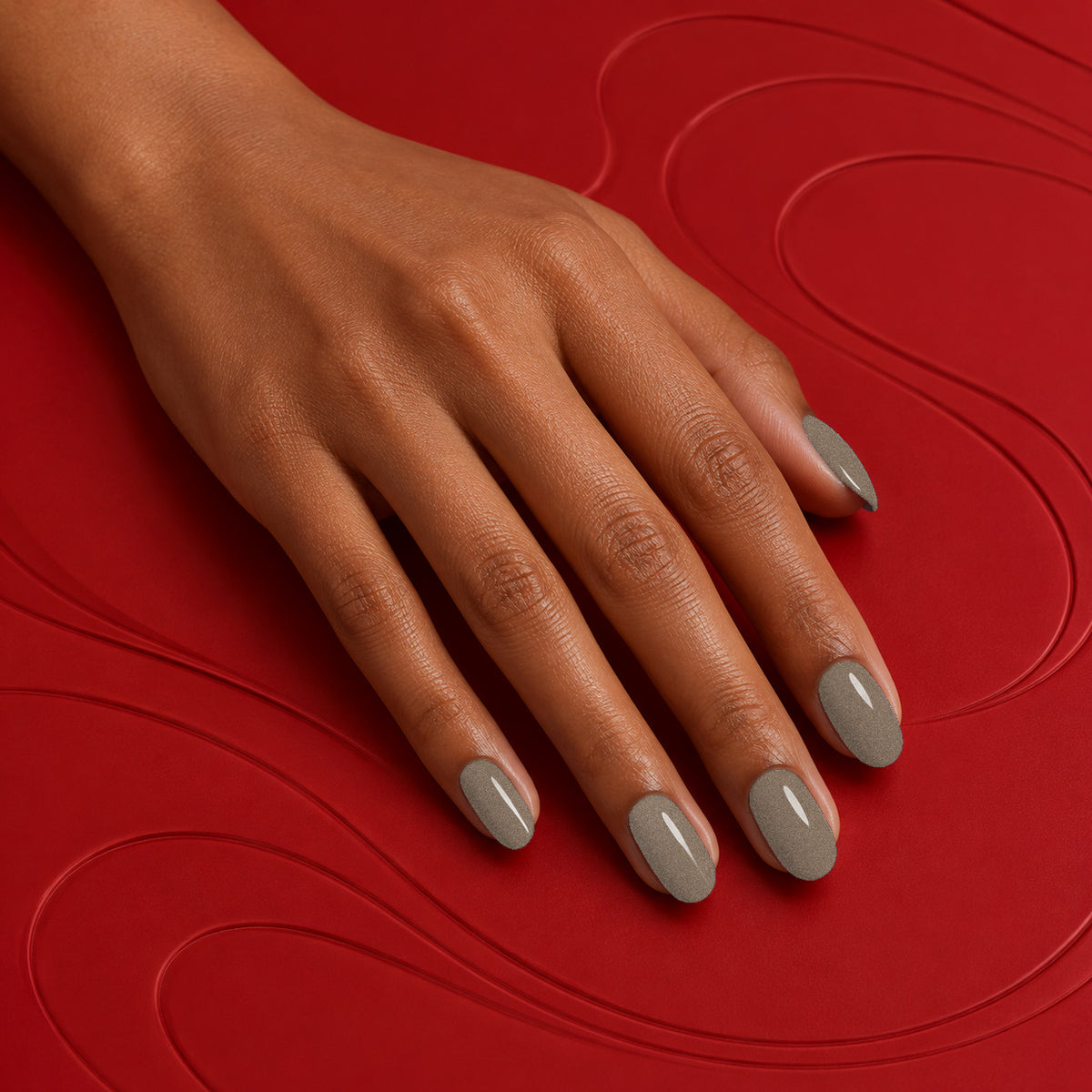 MEROO Slow Burn | C31 | lifestyle 1 manicure detail