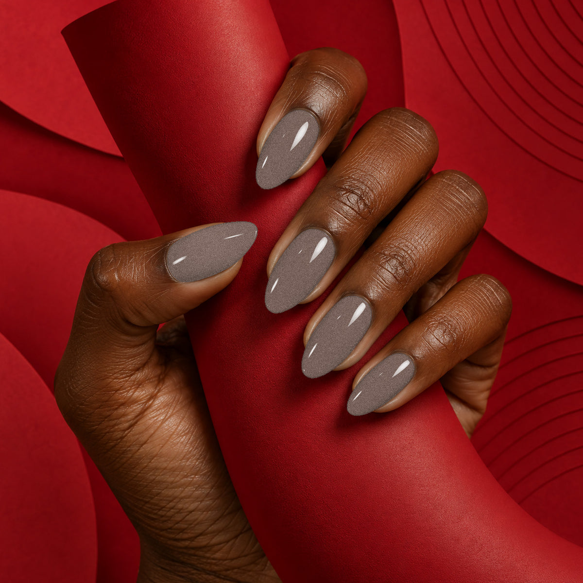 MEROO Held Together | C32 | lifestyle 1 manicure detail