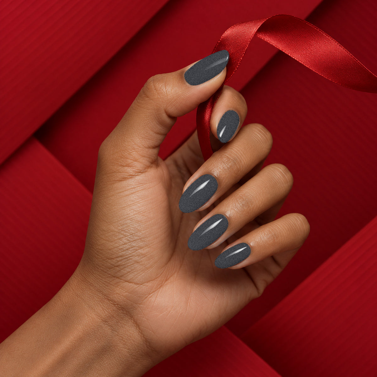 MEROO Unreadable | C34 | lifestyle 1 manicure detail