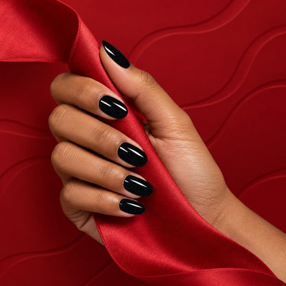 MEROO Night in Vegas | D10 | lifestyle 1 manicure detail