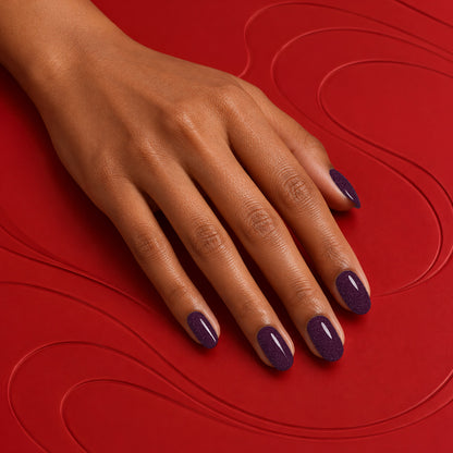 MEROO Imperial Purple | G25 | lifestyle 1 manicure detail