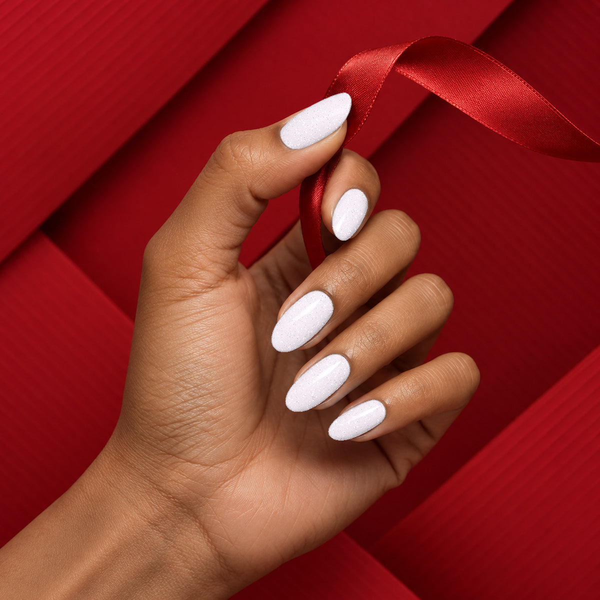 MEROO Violet Aura | G32 | lifestyle 1 manicure detail