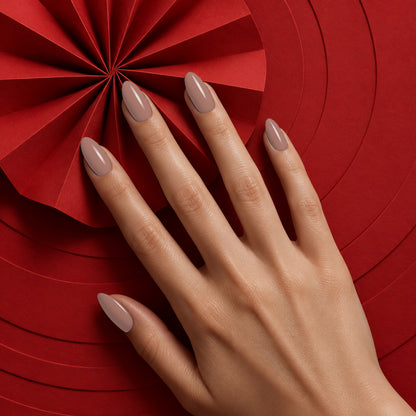 MEROO Caramel Drip | S008 | lifestyle 1 manicure detail