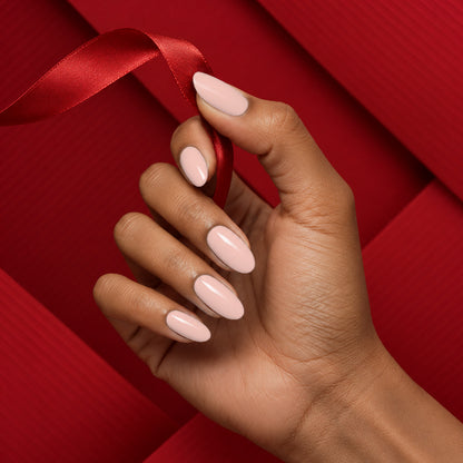 MEROO Glaze Petal | S010 | lifestyle 1 manicure detail