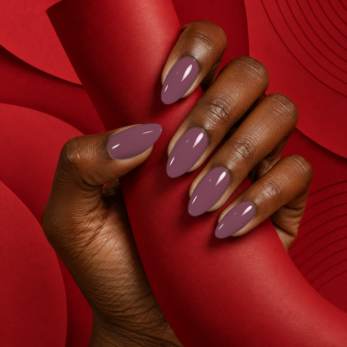 MEROO Mute Cherry | S050 | lifestyle 1 manicure detail