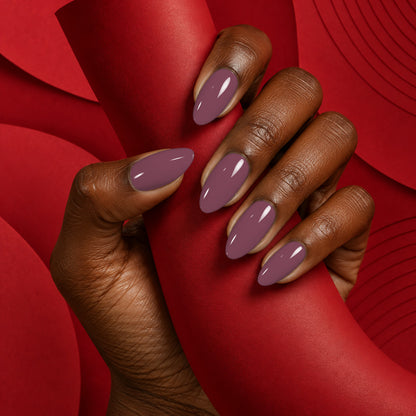 MEROO Mute Cherry | S050 | lifestyle 1 manicure detail
