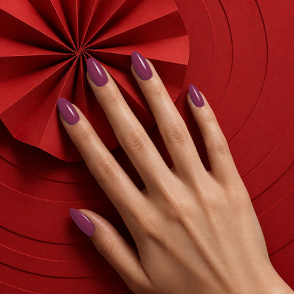 MEROO Lux Plum | S053 | lifestyle 1 manicure detail