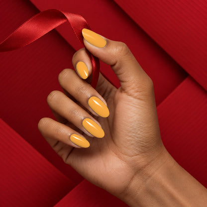 MEROO Autumn Yellow | S061 | lifestyle 1 manicure detail