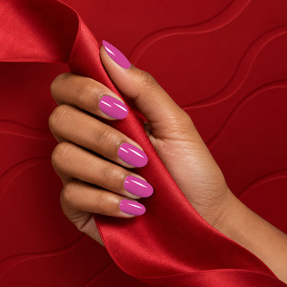 MEROO Pink Slip | S072 | lifestyle 1 manicure detail