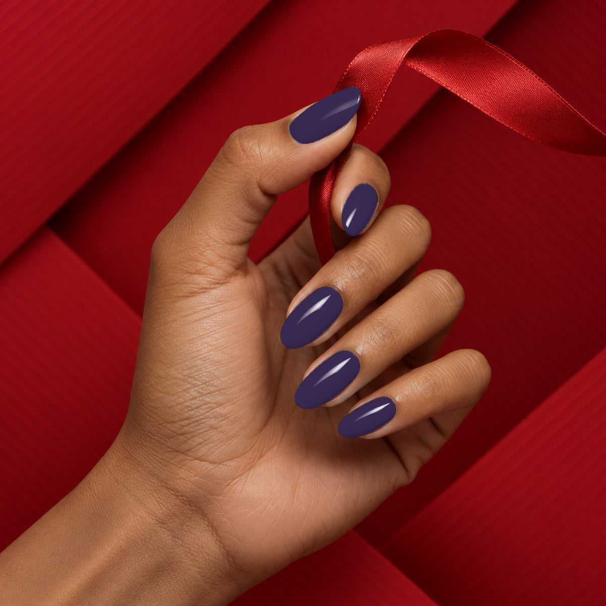 MEROO Obsession | S074 | lifestyle 1 manicure detail