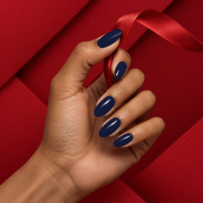 MEROO Royal Regatta | S075 | lifestyle 1 manicure detail