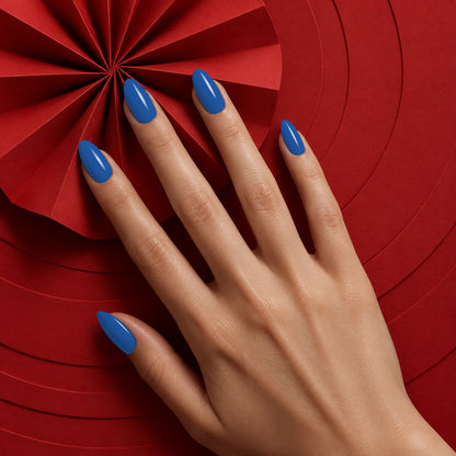 MEROO Blue Lagoon | S079 | lifestyle 1 manicure detail
