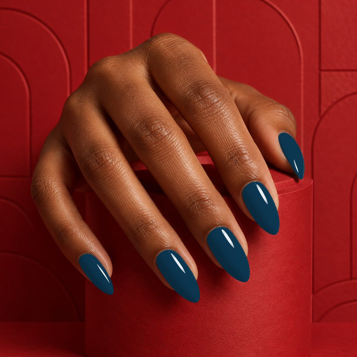 MEROO Midnight Blue | S083 | lifestyle 1 manicure detail
