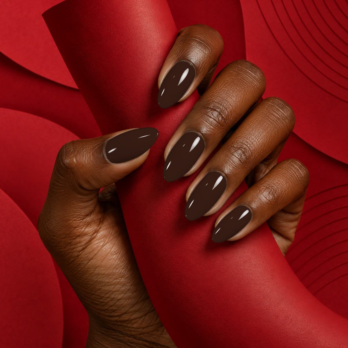 MEROO Dark Chocolate | S103 | lifestyle 1 manicure detail