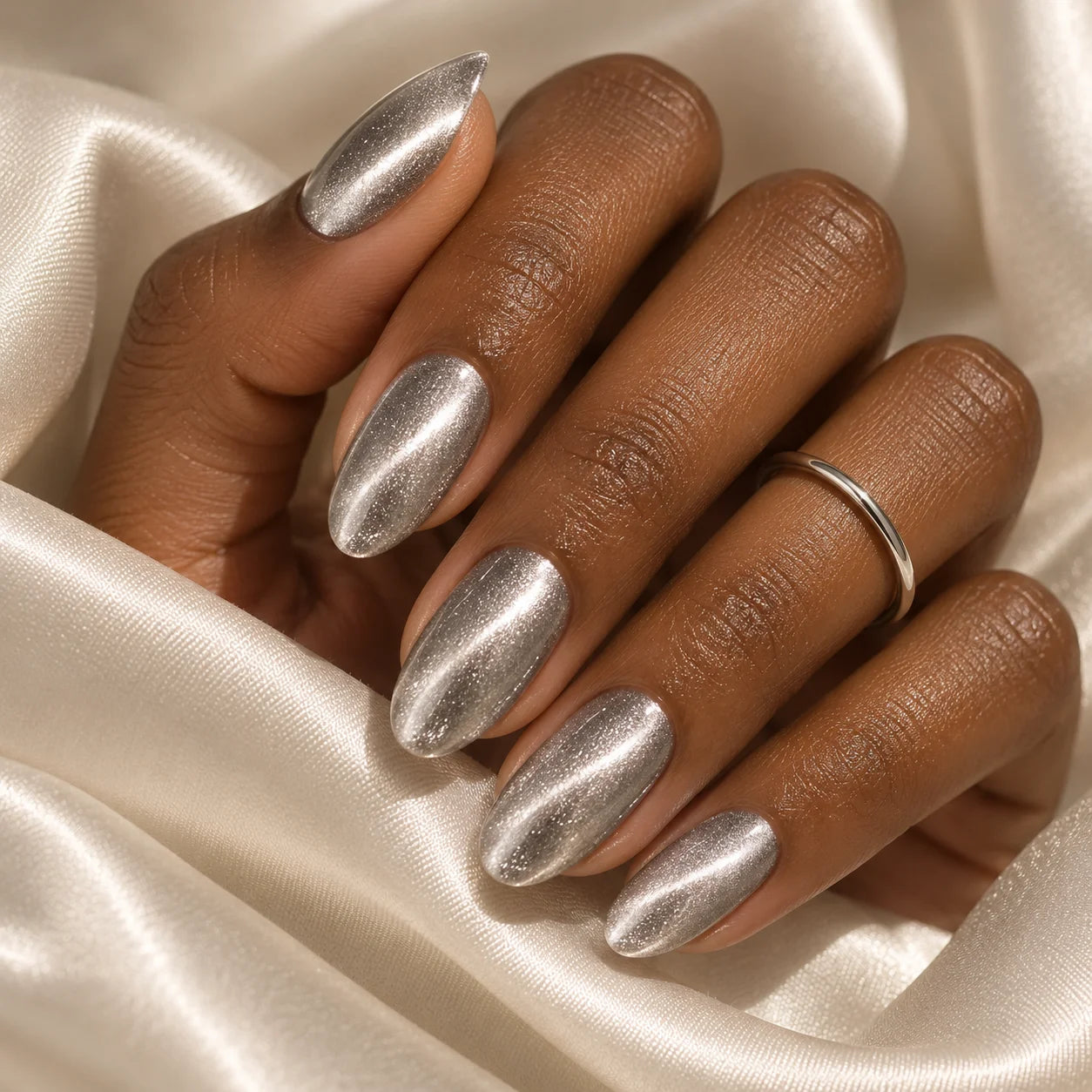 Silver magnetic manicure in the original MEROO finish photograph